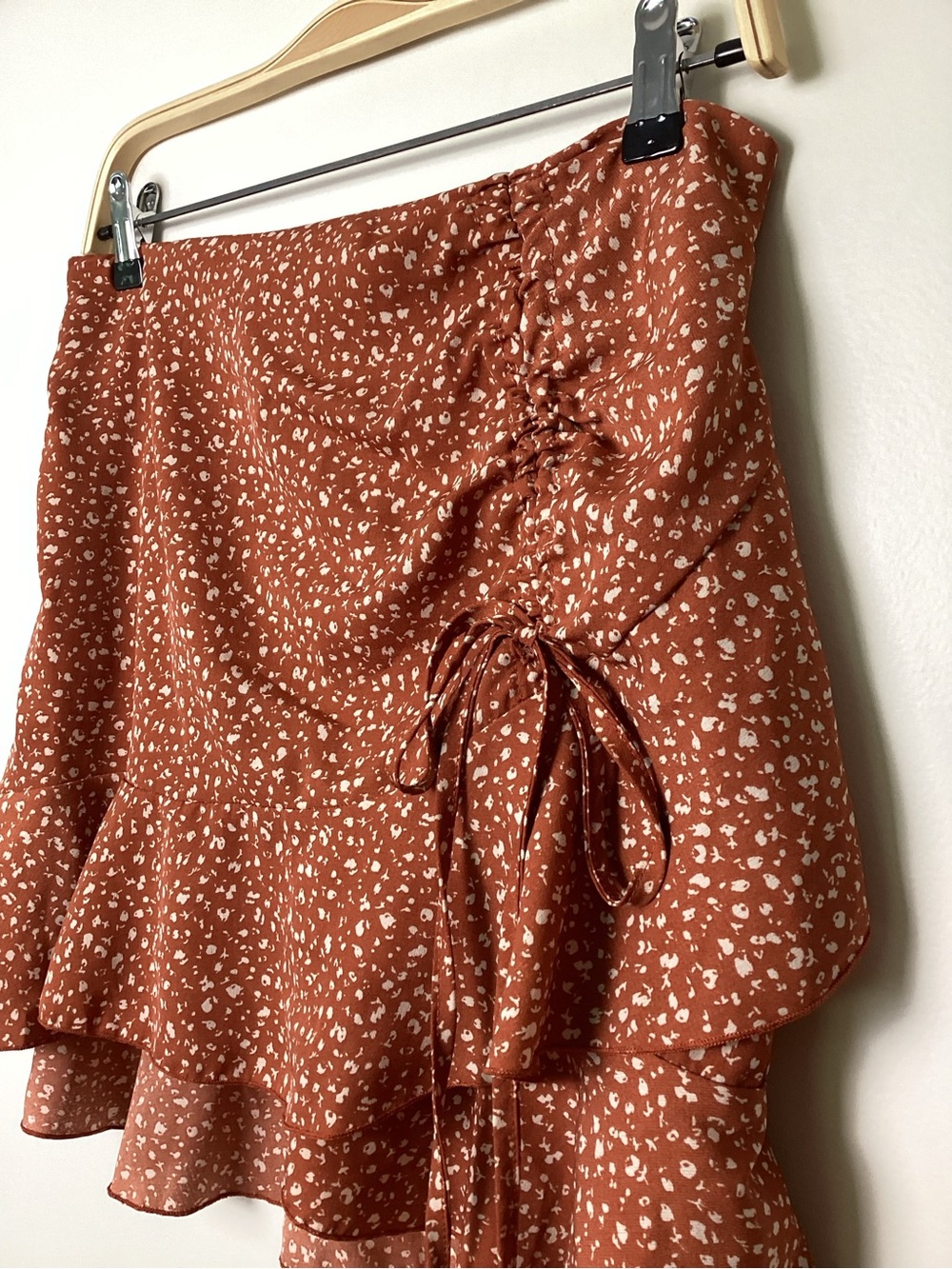SHEIN Rust Floral Drawstring Ruffle Mini Skirt - Picture 3 of 8